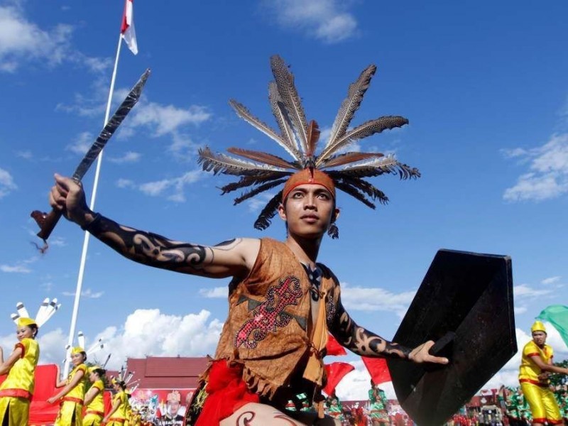 5 Jenis Pakaian Adat Kalimantan Barat yang Unik dan Memukau