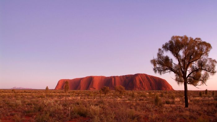 Uluru adalah obyek wisata utama di Kawasan Australia Utara yang lokasinya sekitar 5 jam menyetir dari Alice Springs. (Foto: Parks Australia)