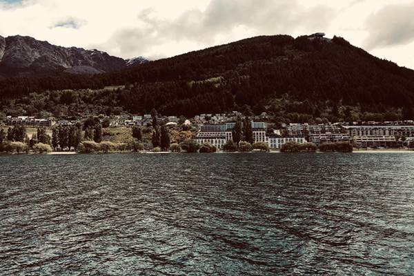 Menikmati Indahnya Danau dan Gunung di Queenstown Selandia Baru