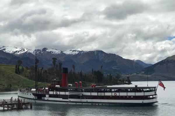 Menikmati Indahnya Danau dan Gunung di Queenstown Selandia Baru