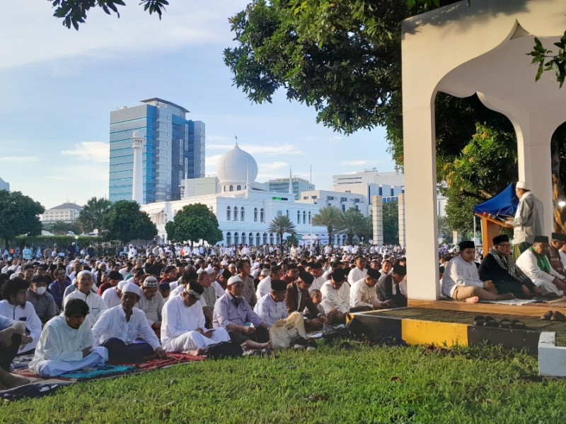 Ribuan jemaah mendengarkan khotbah dalam salat Idulfitri 1445 Hijriah di Masjid Agung Al-Azhar, Jakarta Selatan pada Rabu (10/4/2024) pagi./Bisnis-Reyhan Fernanda Fajarihza