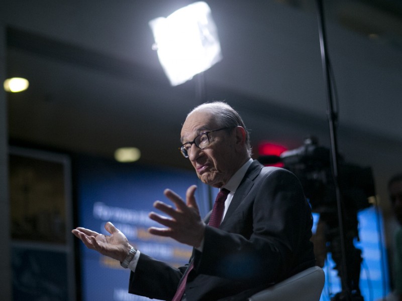 Mantan Gubernur The Fed Alan Greenspan dalam wawancara bersama Bloomberg Television di sela-sela International Monetary Fund (IMF) and World Bank Group Spring Meetings di Washington D.C., Amerika Serikat, Jumat (19/4/2013). / Bloomberg-Andrew Harrer