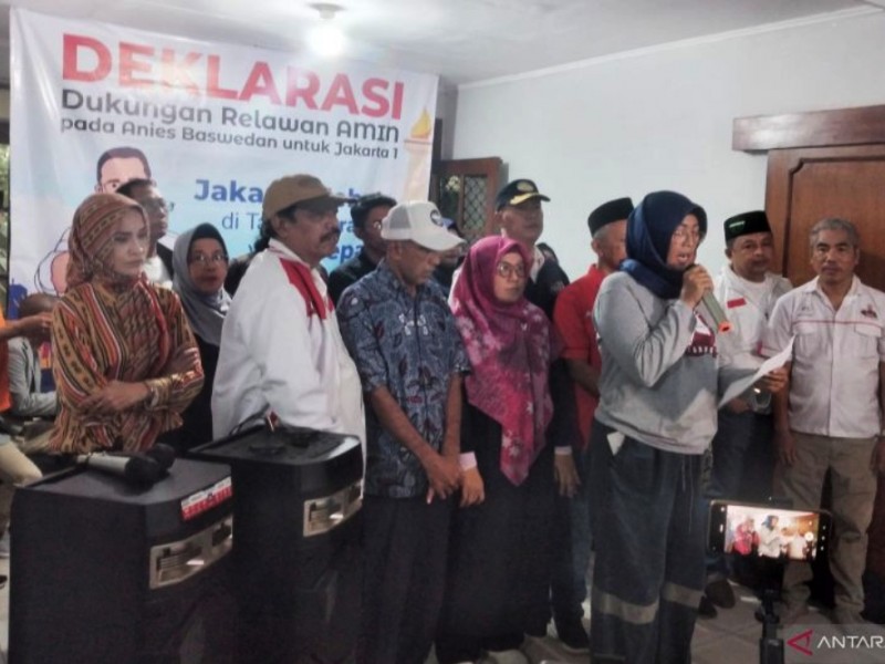 Perwakilan simpul relawan mendeklarasikan dukungan kepada Anies Baswedan untuk maju Pilkada Jakarta, di Jalan Brawijaya XI, Jakarta, Sabtu (1/6/2024)./Antara-Fauzi Lamboka