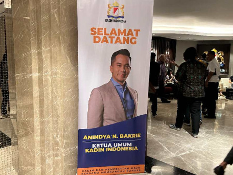Banner ucapan selamat atas terpilihnya Anindya Bakrie sebagai Ketua Umum Kadin pada Munaslub 2024 terpampang di Menara Kadin, Jakarta, Minggu (15/9/2024) - Bisnis/Pernita Hestin Untari.