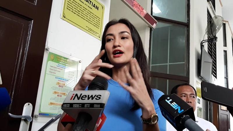 Senyum Atiqah Hasiholan di Sidang Hoax Ratna Sarumpaet