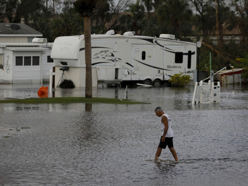 Foto-Foto Dahsyatnya Badai Ian Terjang Florida AS