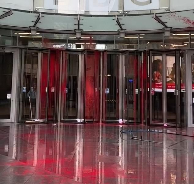 Kantor Media BBC Inggris Disiram 'Darah' Karena Menolak Sebut Hamas Teroris