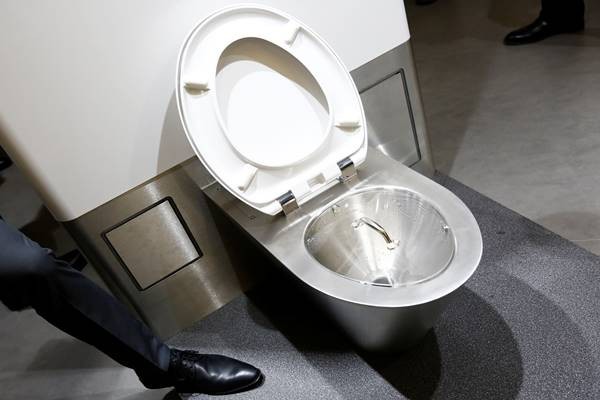 Pamerkan Toilet Tanpa Air, Bill Gates Bawa Toples Kotoran Manusia