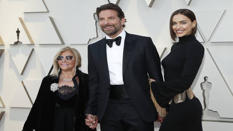 Irina Shayk Santai Lihat Bradley Cooper-Lady Gaga Mesra