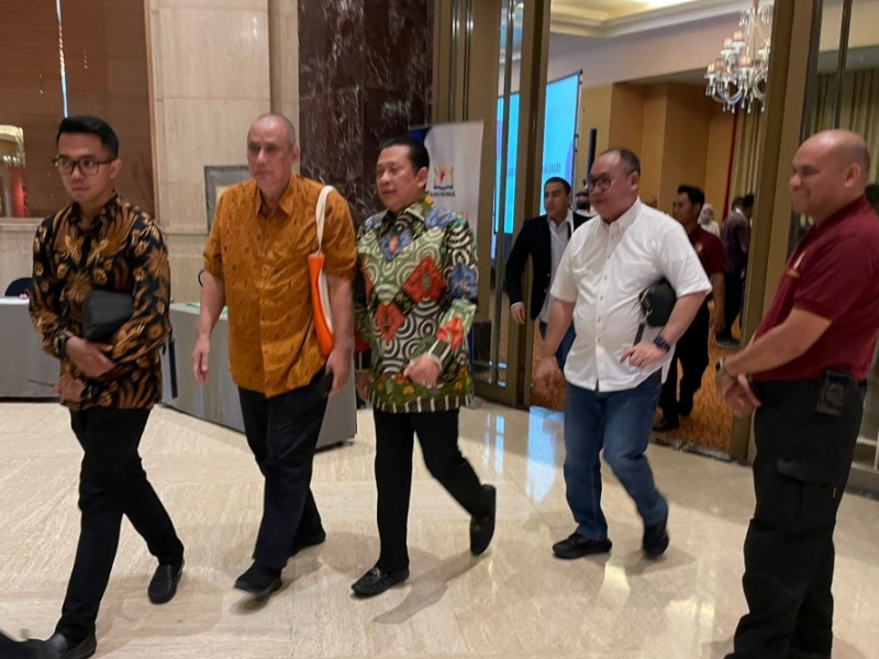 Ketua Majelis Permusyawaratan Rakyat (MPR) Bambang Soesatyo keluar dari ruangan Konvensi Anggota Luar Biasa Kadin yang berlangsung di Ritz Carlton Jakarta pada Jumat (13/9/2024). / Bisnis-Wibi Pangestu Pratama