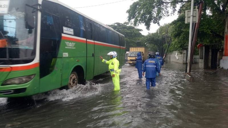 Diguyur Hujan Deras, 16 Titik Ruas Jalan di Jakarta Tergenang Air