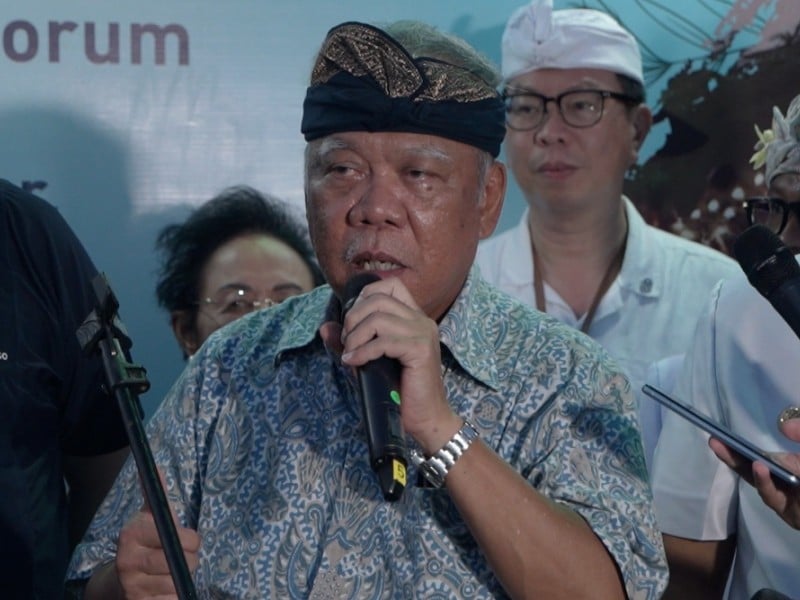 Menteri PUPR Basuki Hadimuljono Alam sesi tanya jawab seusai Upacara Melukat pada Balinese Water Purification Ceremony mengawali rangkaian World Water Forum ke-10 (18/6/2024). Bisnis/Adam Rumansyah 