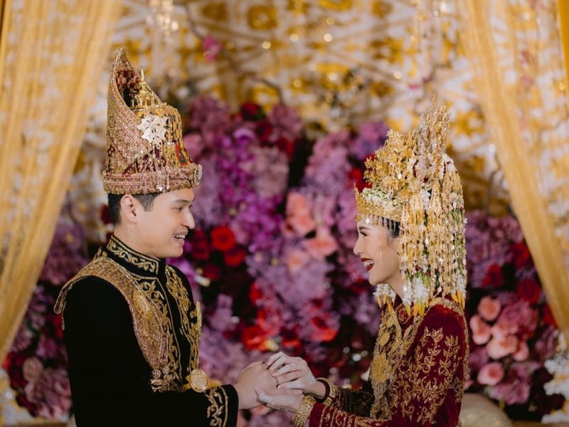 Beby Tsabina menikah dengan menggunakan pakaian adat Aceh