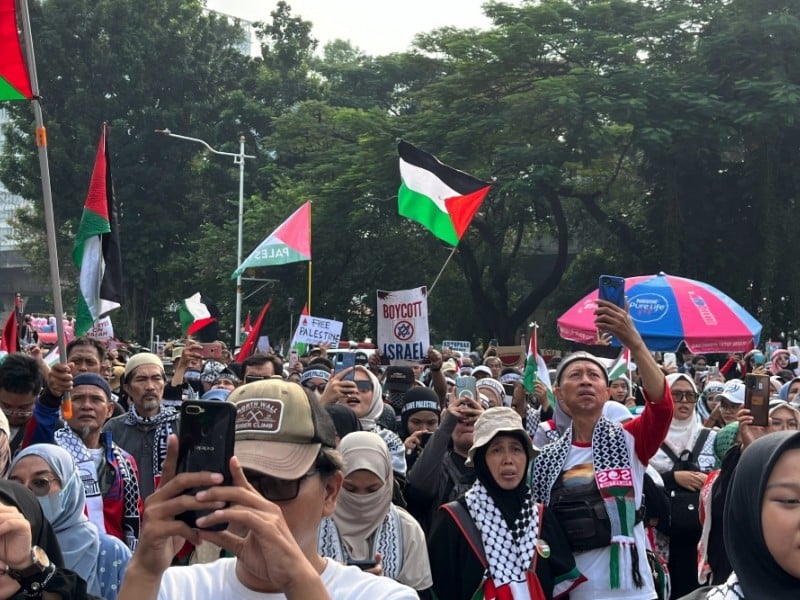 Potret aksi bela Palestina digelar masyarakat di depan Kedutaan Besar Amerika Serikat, Jalan Medan Merdeka Selatan, Jakarta, pada Sabtu (1/6/2024)./Bisnis-Anshary Madya Sukma.