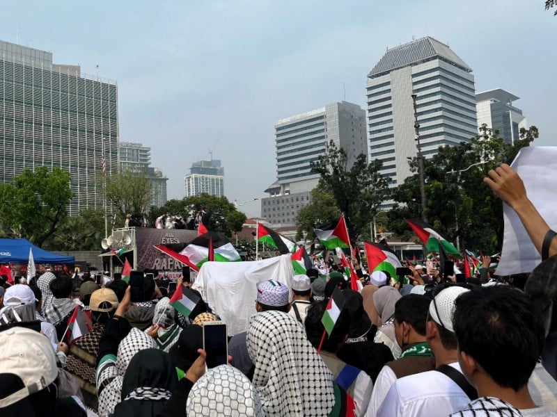 Potret aksi bela Palestina digelar masyarakat di depan Kedutaan Besar Amerika Serikat, Jalan Medan Merdeka Selatan, Jakarta, pada Sabtu (1/6/2024)./Bisnis-Anshary Madya Sukma.