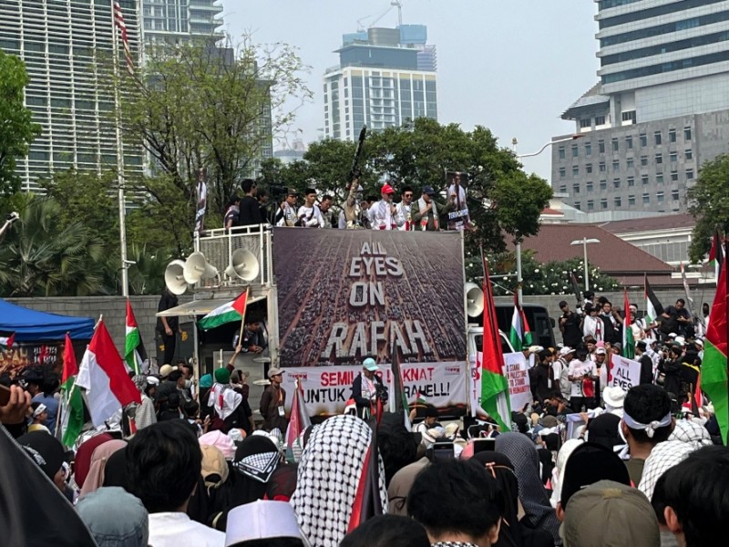 Potret aksi bela Palestina digelar masyarakat di depan Kedutaan Besar Amerika Serikat, Jalan Medan Merdeka Selatan, Jakarta, pada Sabtu (1/6/2024)./Bisnis-Anshary Madya Sukma.