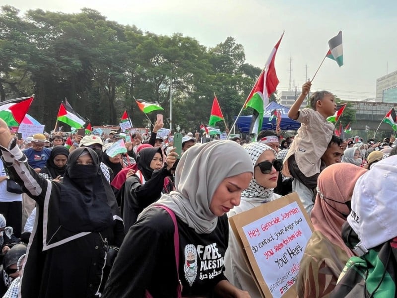 Potret aksi bela Palestina digelar masyarakat di depan Kedutaan Besar Amerika Serikat, Jalan Medan Merdeka Selatan, Jakarta, pada Sabtu (1/6/2024)./Bisnis-Anshary Madya Sukma.