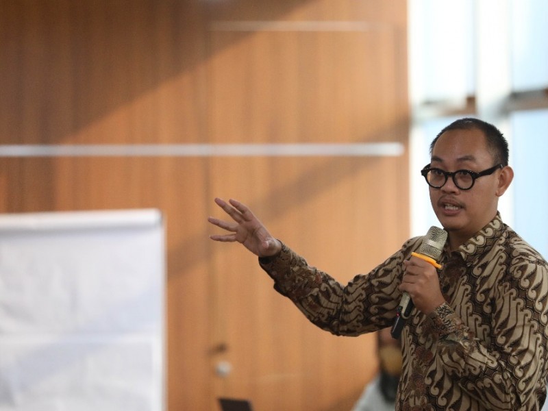 Executive Director Celios Bhima Yudhistira Adhinegara memberikan pemaparan saat acara Diskusi Pakar Ekonomi Makro & Global di Jakarta, Rabu (26/7/2023). JIBI/Bisnis/Eusebio Chrysnamurti