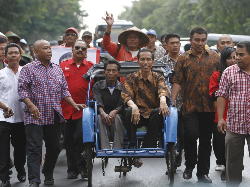 Walikota Solo, Joko Widodo disambut sejumlah pendukungnya saat tiba di Loji Gandrung, Solo, Jumat (21/9/2012) seusai mengikuti Pilkada DKI Jakarta putaran kedua/JIBI/Solopos/Agoes Rudianto