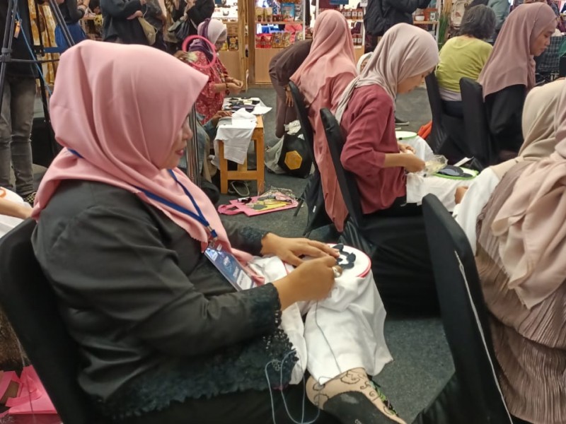 Antusias peserta mengikuti workshop hand embroidery Pertamina SMEXPO 2023 di Gandaria City Mall, Selasa (31/10/2023)/Bisnis-Ni Luh Anggela