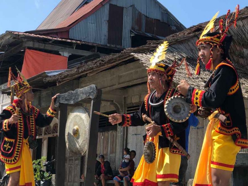 Warga Desa Hilisimaetano memberikan musik penyambutan tamu/Bisnis-Muhammad Ridwan