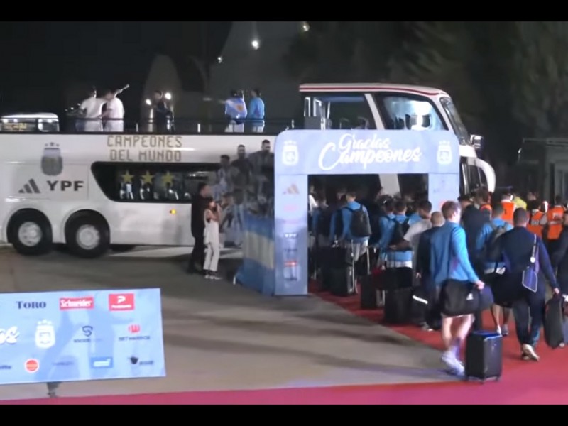 FOTO: Lionel Messi dan Trofi Piala Dunia 2022 Tiba di Argentina