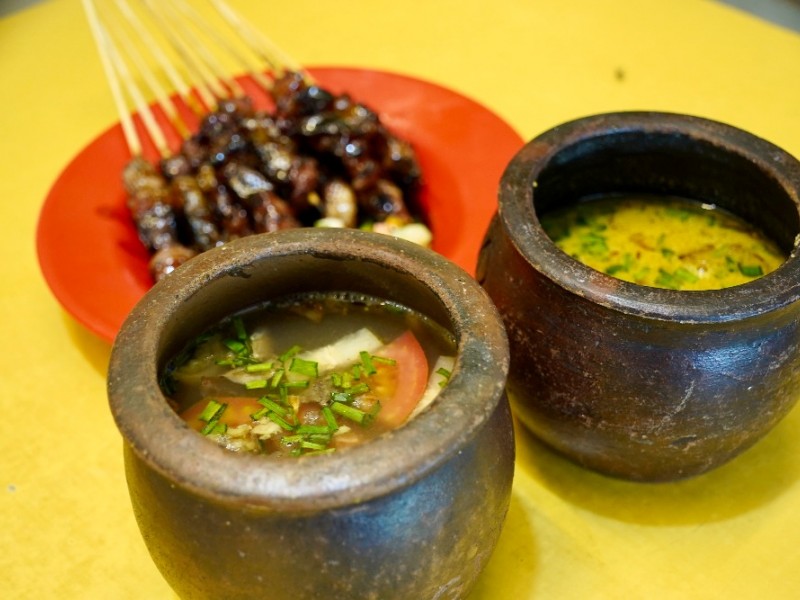 Empal Gentong, Empal Asem dan sate Kambing, Rumah Makan Empal Gentong Mang Darma, Cirebon, Jawa Barat (16/10/2023). Salah restoran legendaris di Kota Cirebon/Bisnis-Adam Rumansyah.