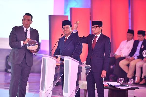 DEBAT CAPRES 2019: Prabowo Geram & Malu, Sandi Pijat Bahu, Ma’ruf Gugup, Jokowi Tegas