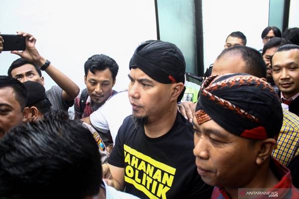 Disidang di Surabaya, Ahmad Dhani Acungkan 2 Jari dan Tersenyum