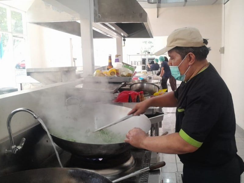 Suasana Satuan Pelayanan Pemenuhan Gizi (SPPG) atau Dapur Makan Bergizi Gratis (MBG) di Lanud Halim Perdanakusuma, Jakarta, Senin (6/1/2025). - BISNIS/Alifian Asmaaysi