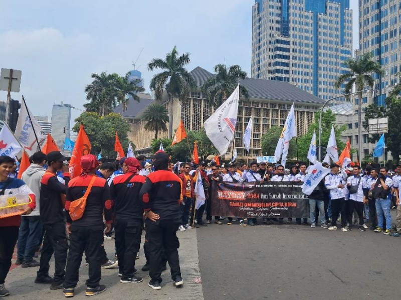 Para buruh padati kawasan Patung Kuda Monas dalam aksi unjuk rasa peringatan Hari Buruh, Rabu 1 Mei 2024 - BISNIS/Dwi Rachmawati