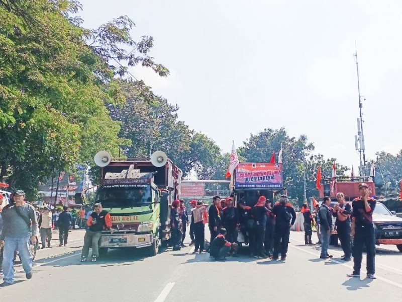 Kalangan buruh menggelar aksi unjuk rasa menolak program Tapera di kawasan Patung Kuda Monas, Jakarta, Kamis (6/6/2024) / BISNIS- Ni Luh Anggela