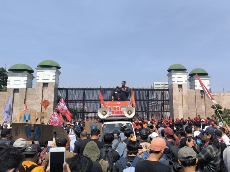 Foto-foto Demo "Peringatan Darurat" di Depan Gedung DPR Hari Ini