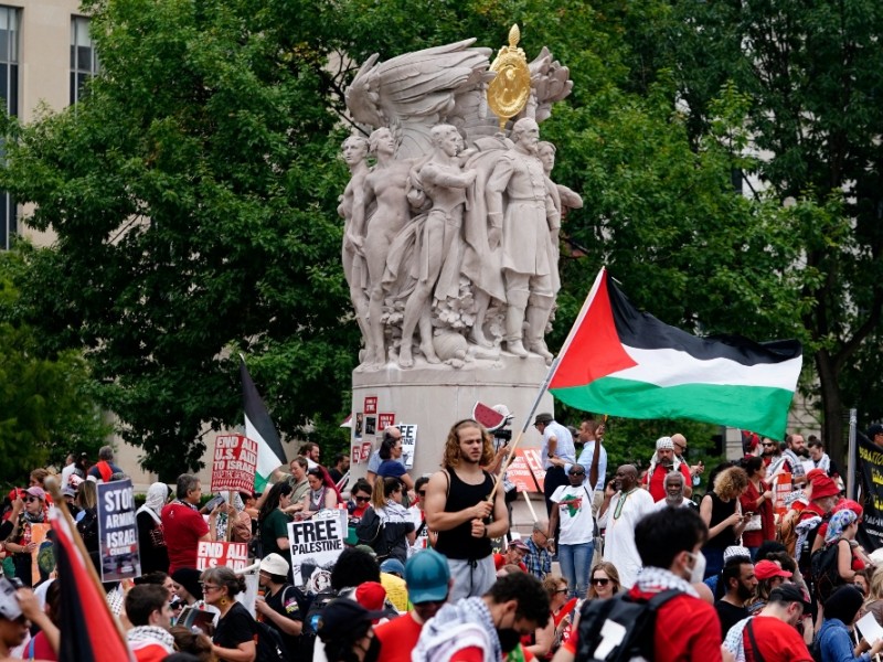 Para pengunjuk rasa pro-Palestina melakukan protes pada hari Perdana Menteri Israel Benjamin Netanyahu menyampaikan pidato di tengah pertemuan gabungan Kongres Amerika Serikat di Capitol Hill, Washington, Rabu (24/7/2024)/Reuters-Nathan Howard