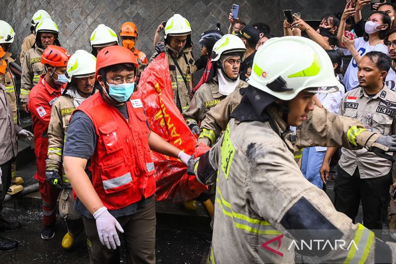 Sejumlah petugas mengevakuasi jenazah korban kebakaran Glodok Plaza, Jakarta, Kamis (16/1/2025). Tim gabungan telah mengevakuasi tiga jenazah korban dari total delapan laporan orang hilang dalam peristiwa kebakaran tersebut yang kemudian dibawa ke RS Polri Kramat Jati untuk diidentifikasi lebih lanjut. ANTARA FOTO/Sulthony Hasanuddin/foc/pri.