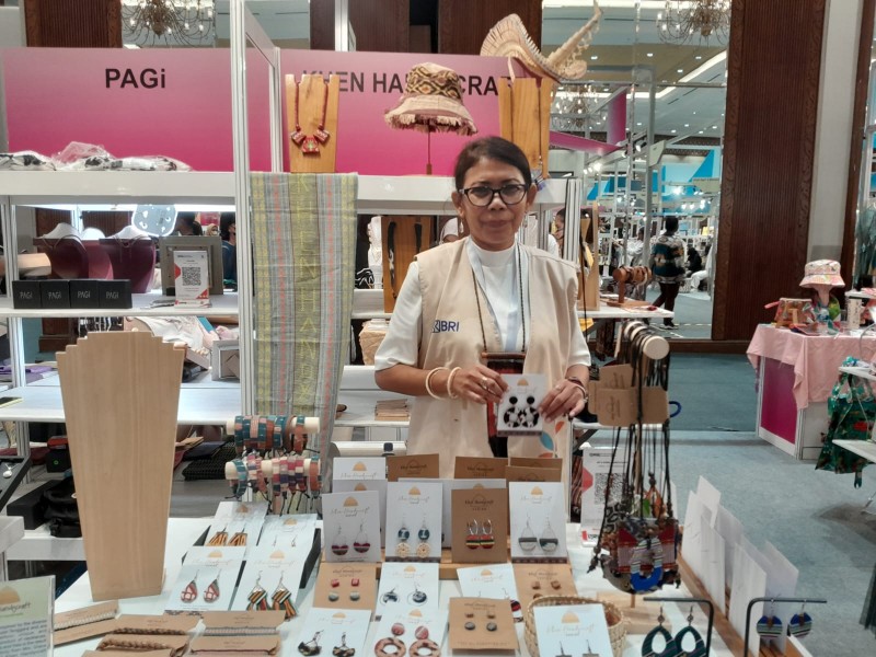 Febriend Grace Amalo menunjukkan hasil kerajinan tangannya dari Men Handycraft dalam UMKM Expo(rt) Brilianpreneur, Kamis (7/12). - Bisnis/Arlina Laras