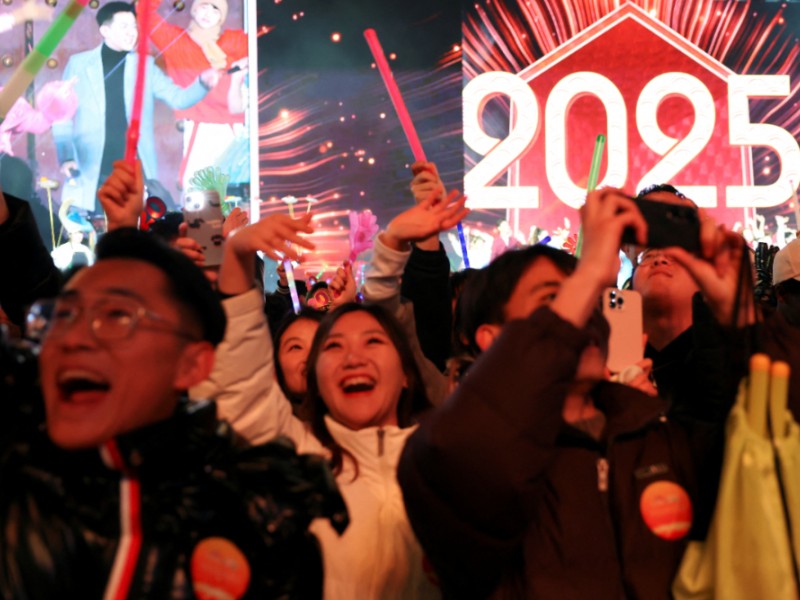 Penonton bersorak pada acara perayaan hitung mundur Tahun Baru di Taman Shougang di Beijing, Cina 1 Januari 2025/REUTERS-Florence Lo