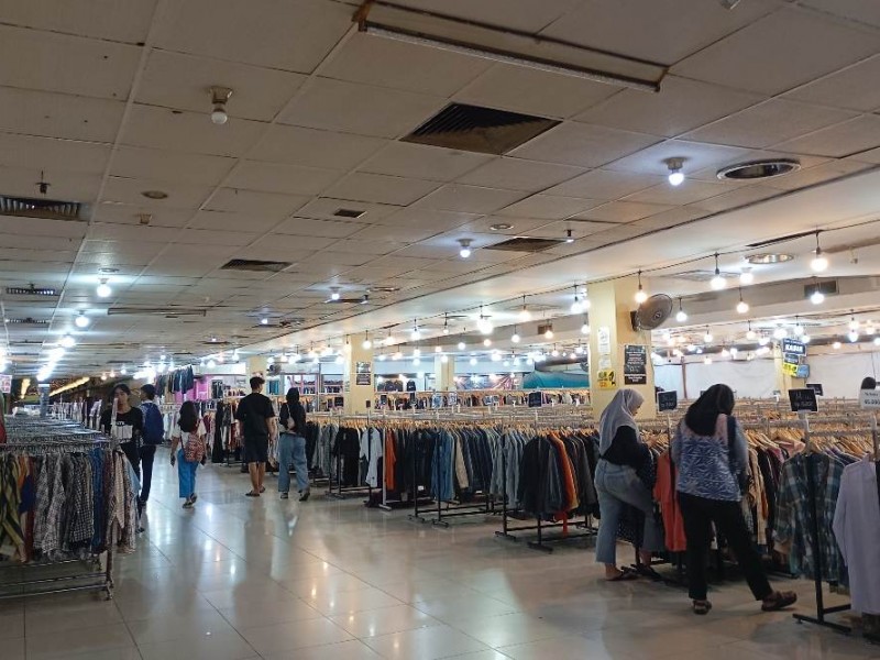 Suasana pusat belanja baju bekas di area Mal Blok M Plaza, Selasa (13/2/2024) - BISNIS/Alifian Asmaaysi