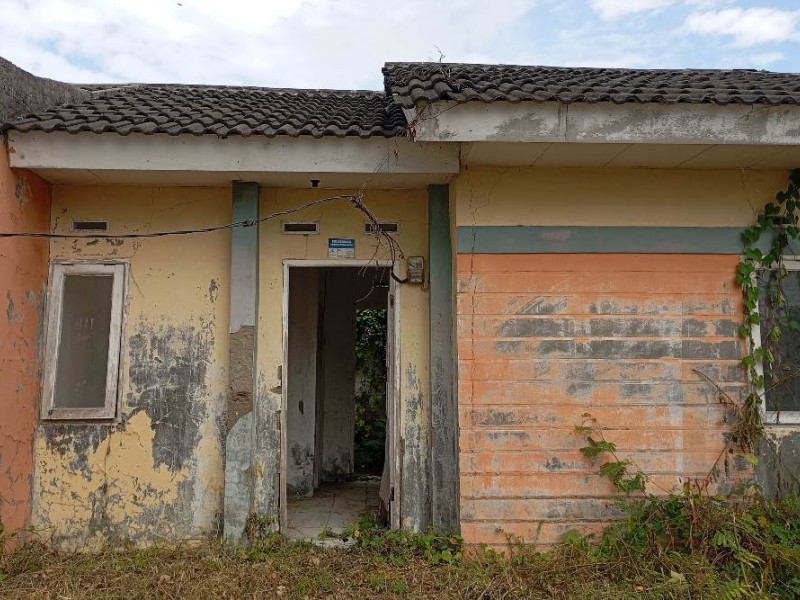 Rumah subsidi Villa Kencana Cikarang yang pernah diresmikan Presiden Jokowi kini kondisinya terbengkalai, Kamis (13/6/2024) - BISNIS/Alifian Asmaaysi.