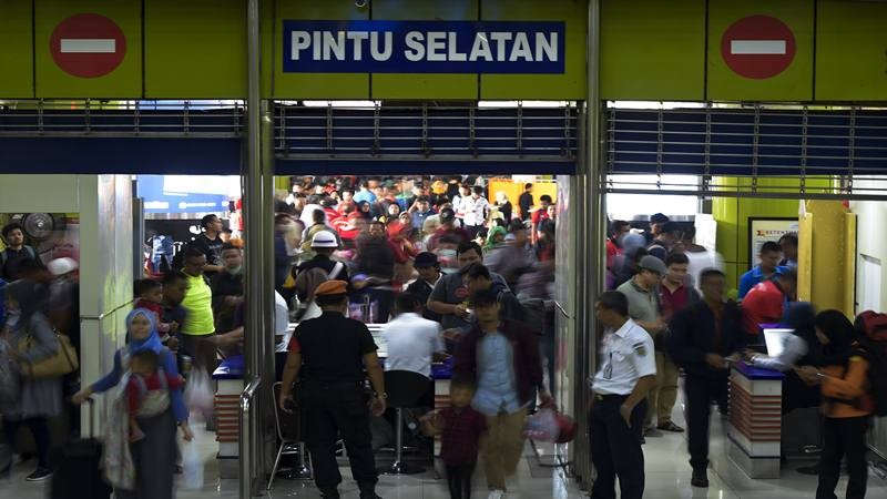 H-3 Lebaran: Pemudik Padati Bandara, Stasiun, Terminal