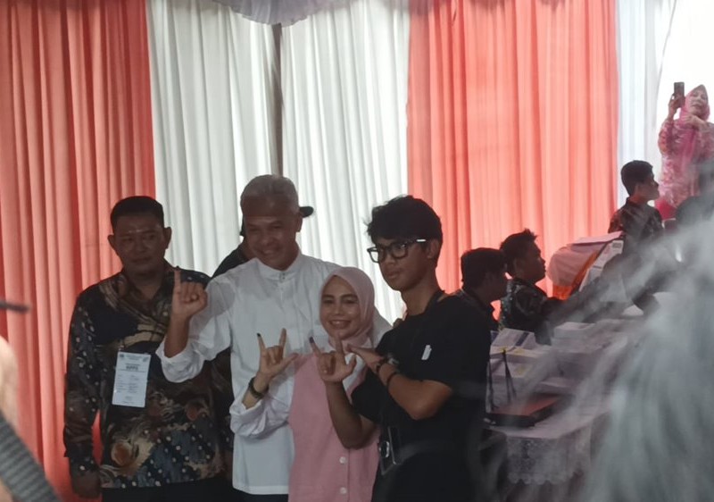 Capres nomor urut 3 Ganjar Pranowo bersama istrinya Siti Atikoh, anaknya Alam Ganjar untuk mencoblos di TPS, Rabu (14/2/2024). 