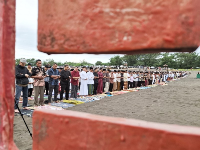 Suasana Salat Idulfitri 1445 Hijriah di Gumuk Pasir Parangkusumo, Bantul, DI Yogyakarta pada Rabu (10/4/2024) pagi. - Bisnis/Surya Dua Artha Simanjuntak.