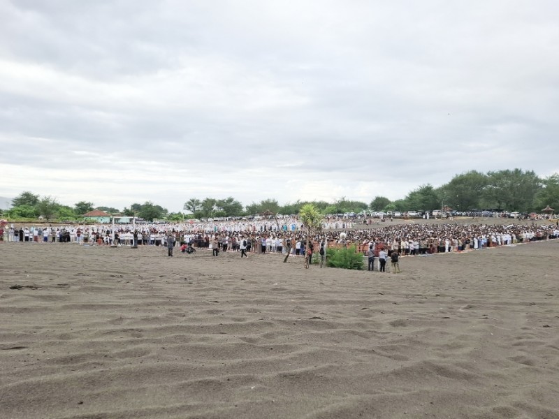 Suasana Salat Idulfitri 1445 Hijriah di Gumuk Pasir Parangkusumo, Bantul, DI Yogyakarta pada Rabu (10/4/2024) pagi. - Bisnis/Surya Dua Artha Simanjuntak.