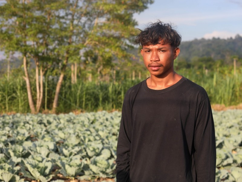 Gusti Nasa (21), seorang petani dari Kelompok Tani Idola Baru berpose di Desa Tetaf, Timor Timor Tengah Selatan, Nusa Tenggara Timur (NTT), Minggu (26/11/2023).