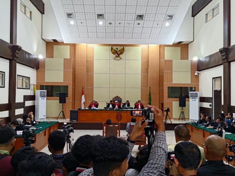 Suasana ruang sidang saat Majelis Hakim Pengadilan Negeri (PN) Jakarta Timur membacakan vonis dalam kasus pencemaran nama baik Luhut Binsar Pandjaitan, Senin  (8/1/2024)./Bisnis-Anshary Madya Sukma
