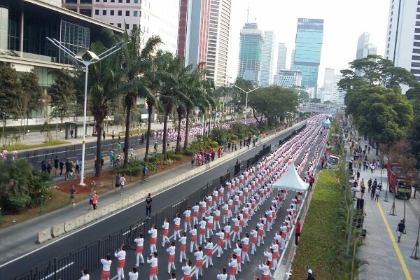 Foto-foto Penampakan Tari Poco-poco oleh 65.000 Orang