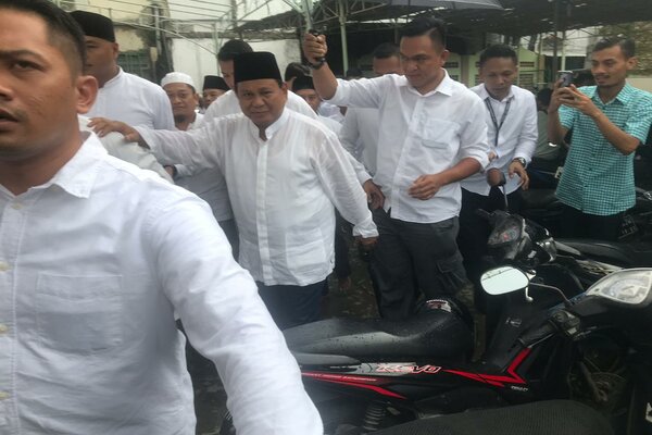 Salat Jumat di Masjid Kauman Semarang, Prabowo Tempati Saf Pertama