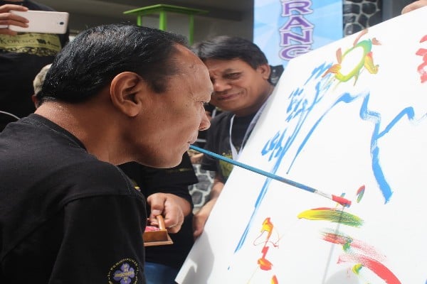 Melukis dengan Mulut dan Kaki ala Agus Yusuf