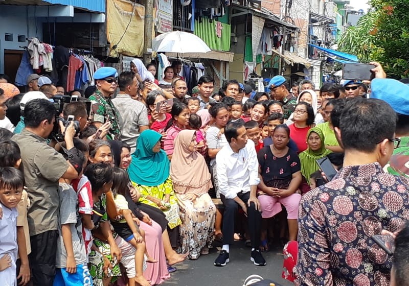 Gaya Jokowi-Ma'ruf Amin Sapa Warga di Kampung Deret