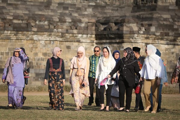 Ganjar Dampingi Raja Malaysia Piknik di Borobudur